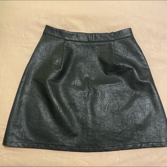 Zara mini skirt with silver zippers - Picture 2 of 3